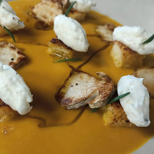 Vellutata di zucca, porcini arrosto, pan brioches al rosmarino e Casatella Trevigiana DOP Matteo Cibin